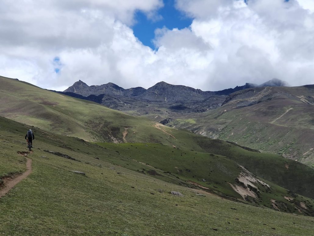 Gur-Labatama (Distance 12km, 5 hours, 1220m ascent, 110m descent, campit altitude 4300m)